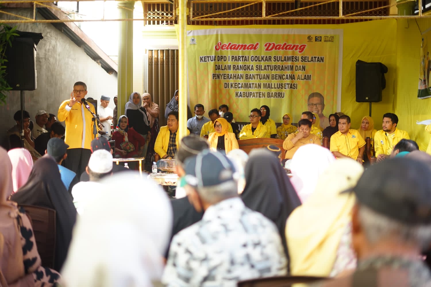 TP Serahkan Bantuan Golkar Sulsel ke Korban Bencana Alam Mallusetasi Barru