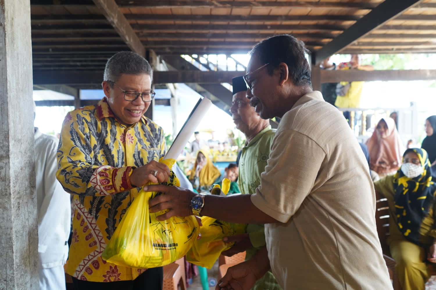 Taufan Pawe Salurkan Bantuan Sembako Golkar Sulsel untuk Korban Puting Beliung di Barru