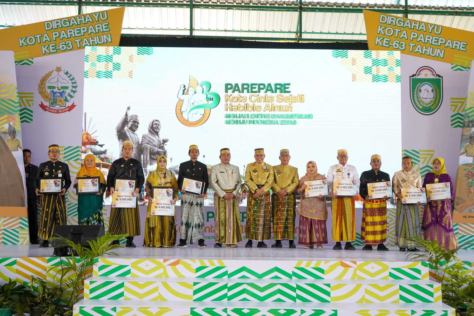 Taufan Pawe Beri Penghargaan 10 Inovasi Terbaik ASN pada Puncak HUT Kota Parepare ke-63