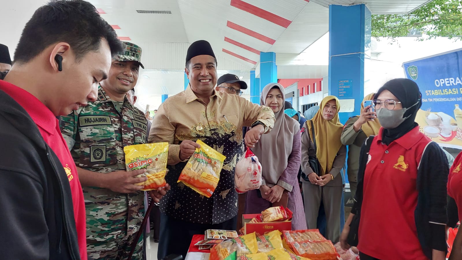 Warga Antusias Hadiri Pasar Murah Pemkab Maros