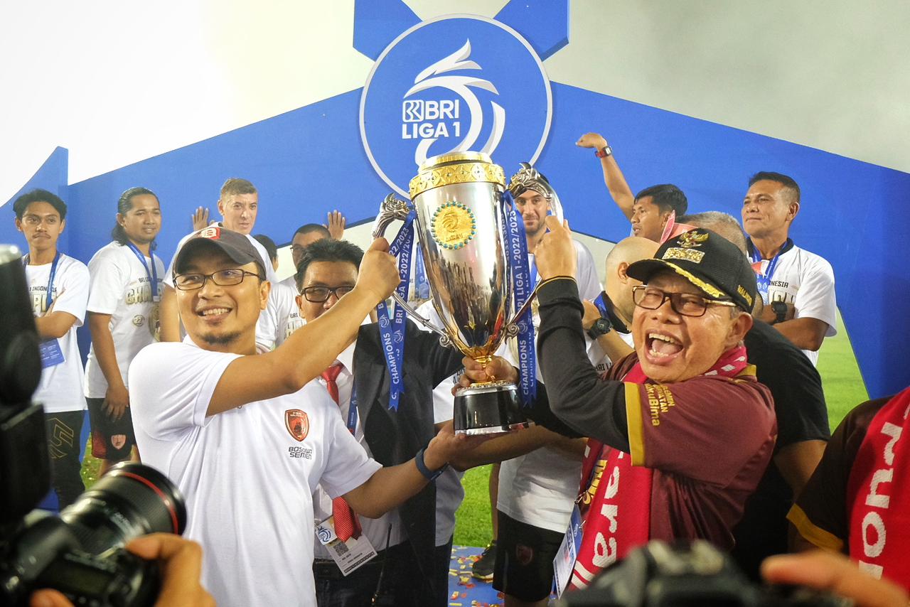 Angkat Piala Juara Liga 1, Taufan Pawe Konvoi Kemenangan Bersama PSM Makassar