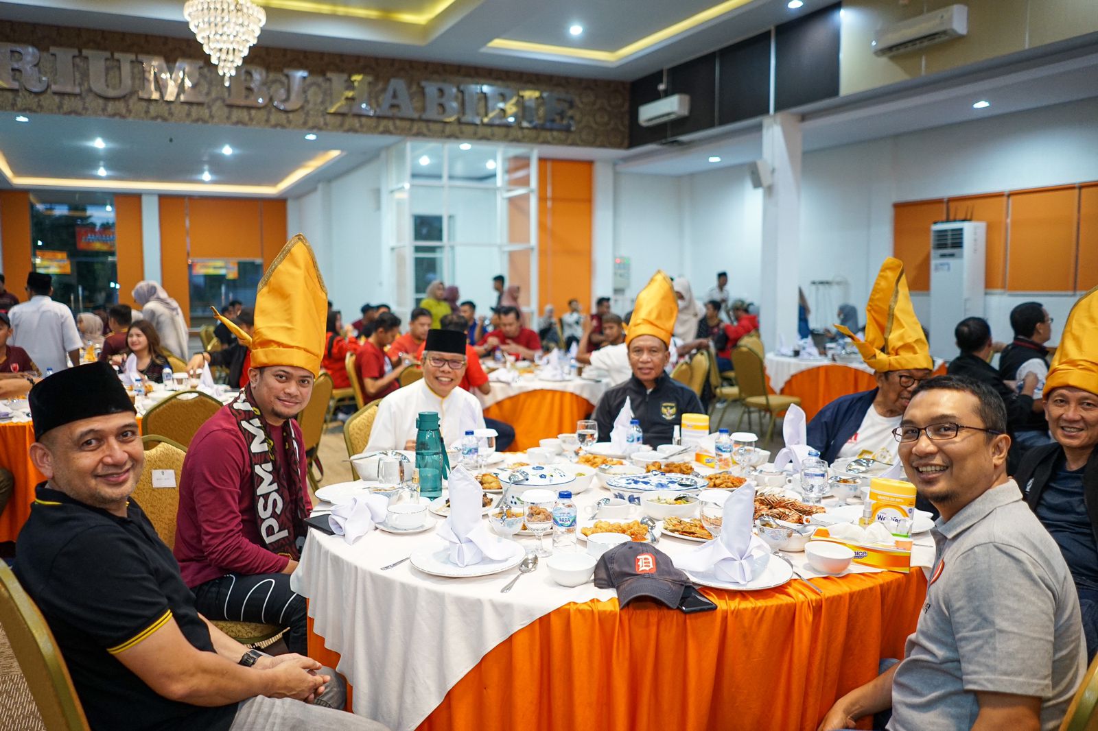 Taufan Pawe Jamu Para Pejabat Yang Hadiri Perayaan Juara PSM