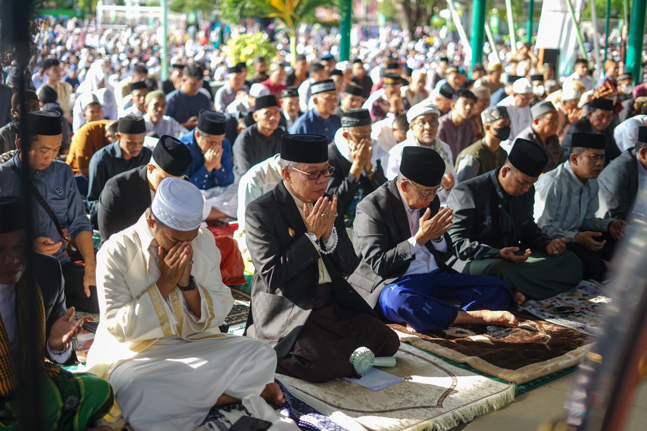 Wali Kota Parepare Salat Idul Fitri di Alun-Alun Lapangan Andi Makkasau