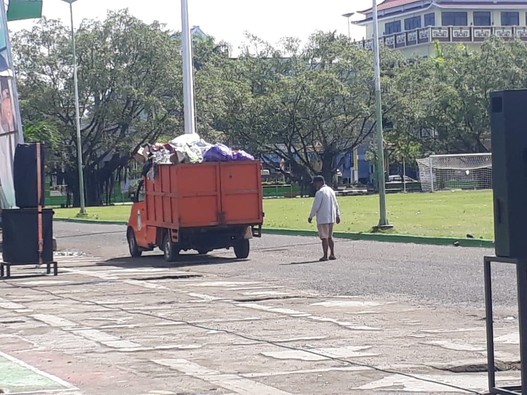 Tim Kebersihan Pemkot Parepare Bersihkan Sampah di Lapangan Andi Makkasau Usai Salat Id