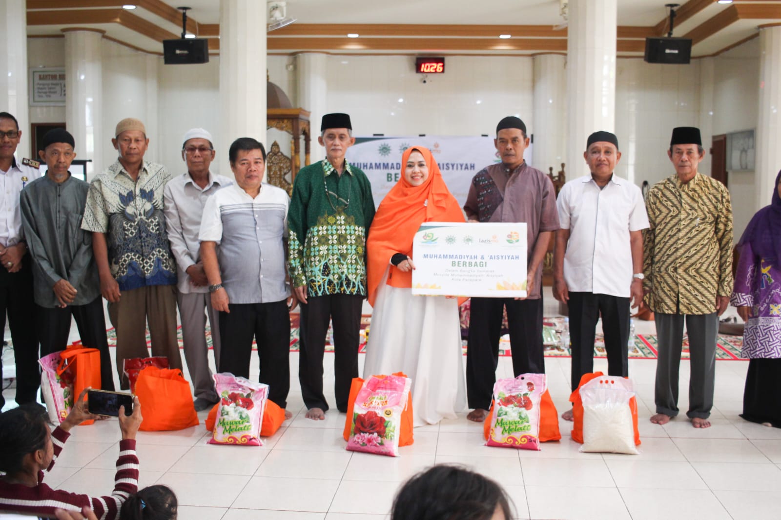 Puluhan Sembako Diserahkan Erna Rasyid Taufan Semarak Musda Muhammadiyah dan Aisyiyah ke-13