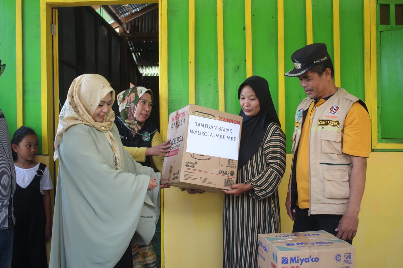 Erna Rasyid Taufan Serahkan Bantuan Dapur ke Penerima Rumah Layak Huni