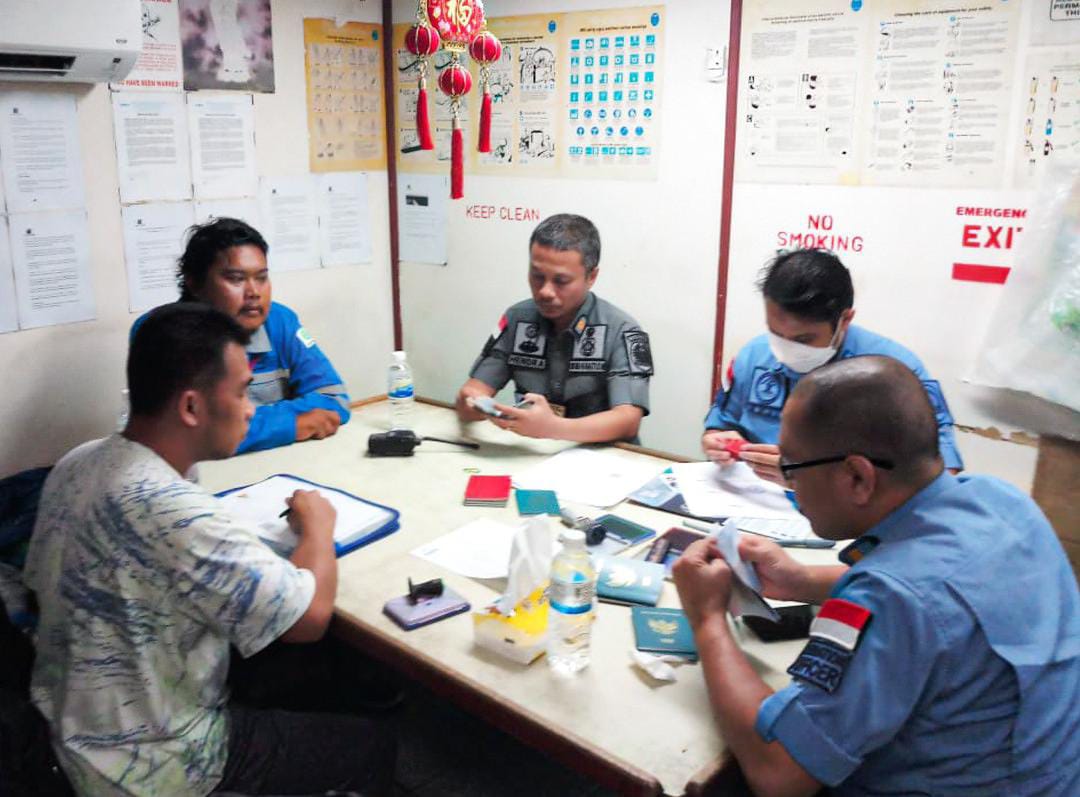 Kanim Parepare Lakukan Clearance dan Pemeriksaan di Kapal Berbendera Malaysia