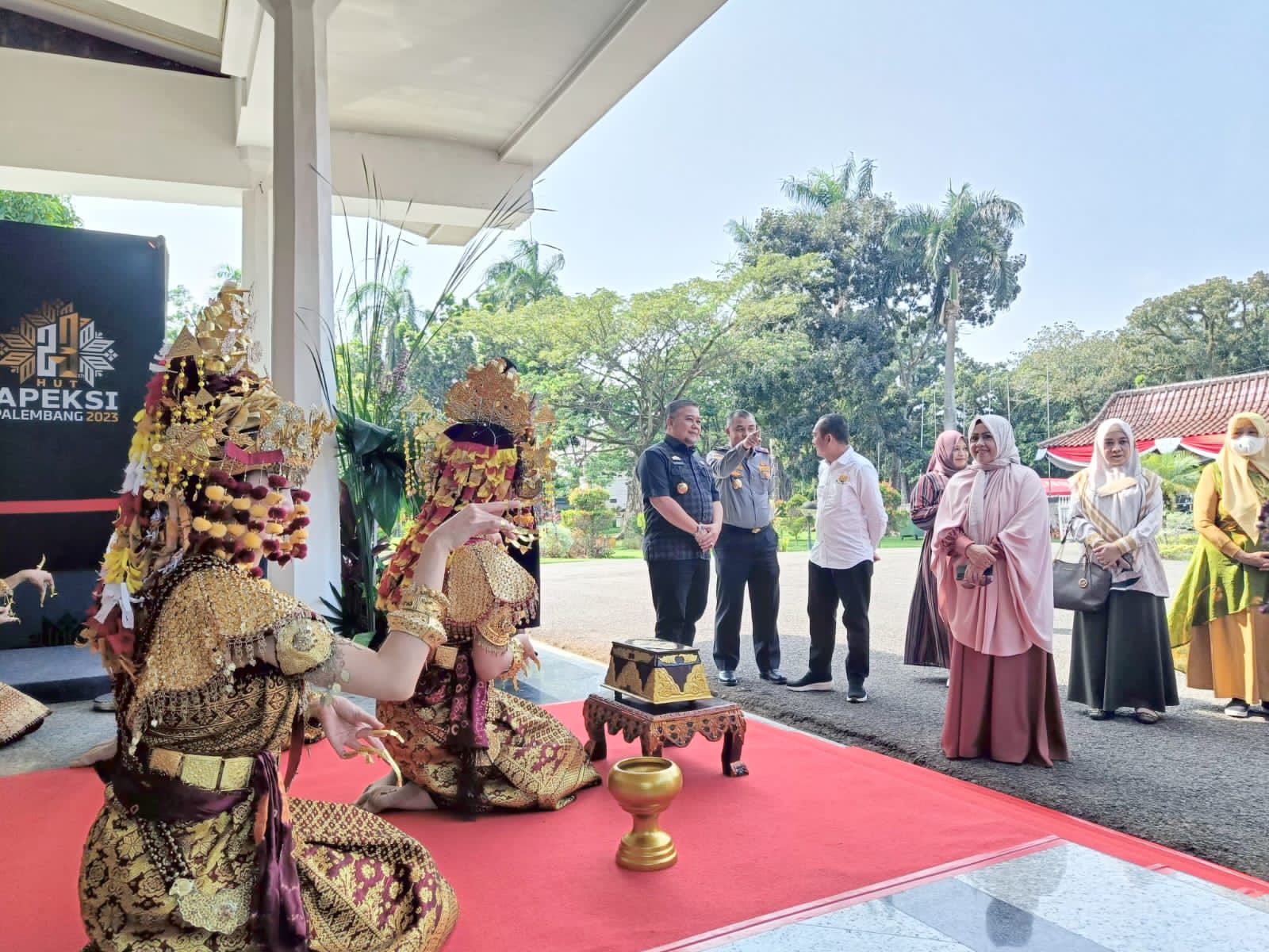 Tiba di Palembang, Erna Rasyid Taufan Bersama TP PKK Parepare Disambut Tarian Tradisional