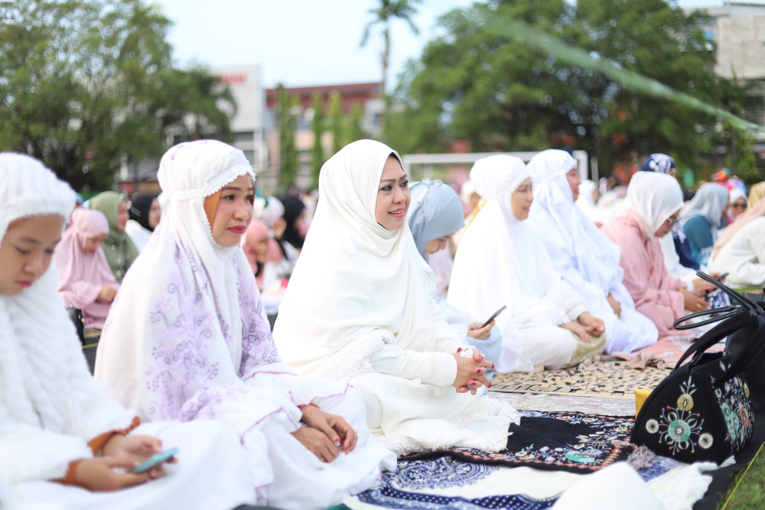 Ketua TP PKK Parepare Bersama Keluarga Salat Idul Adha di Lapangan Andi Makkasau