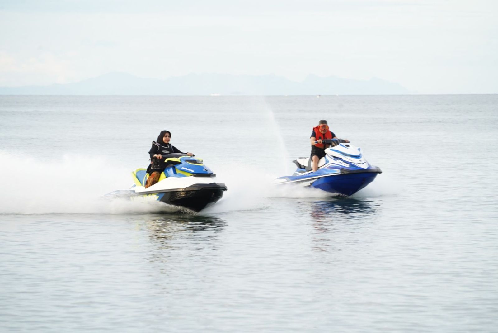 Taufan Pawe Bersama Erna Rasyid Taufan Isi Liburan dengan Olahraga Jet Ski