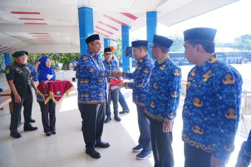 Dukung Gerakan 10 Juta Bendera, Pemkab Maros Bagi-bagi Bendera