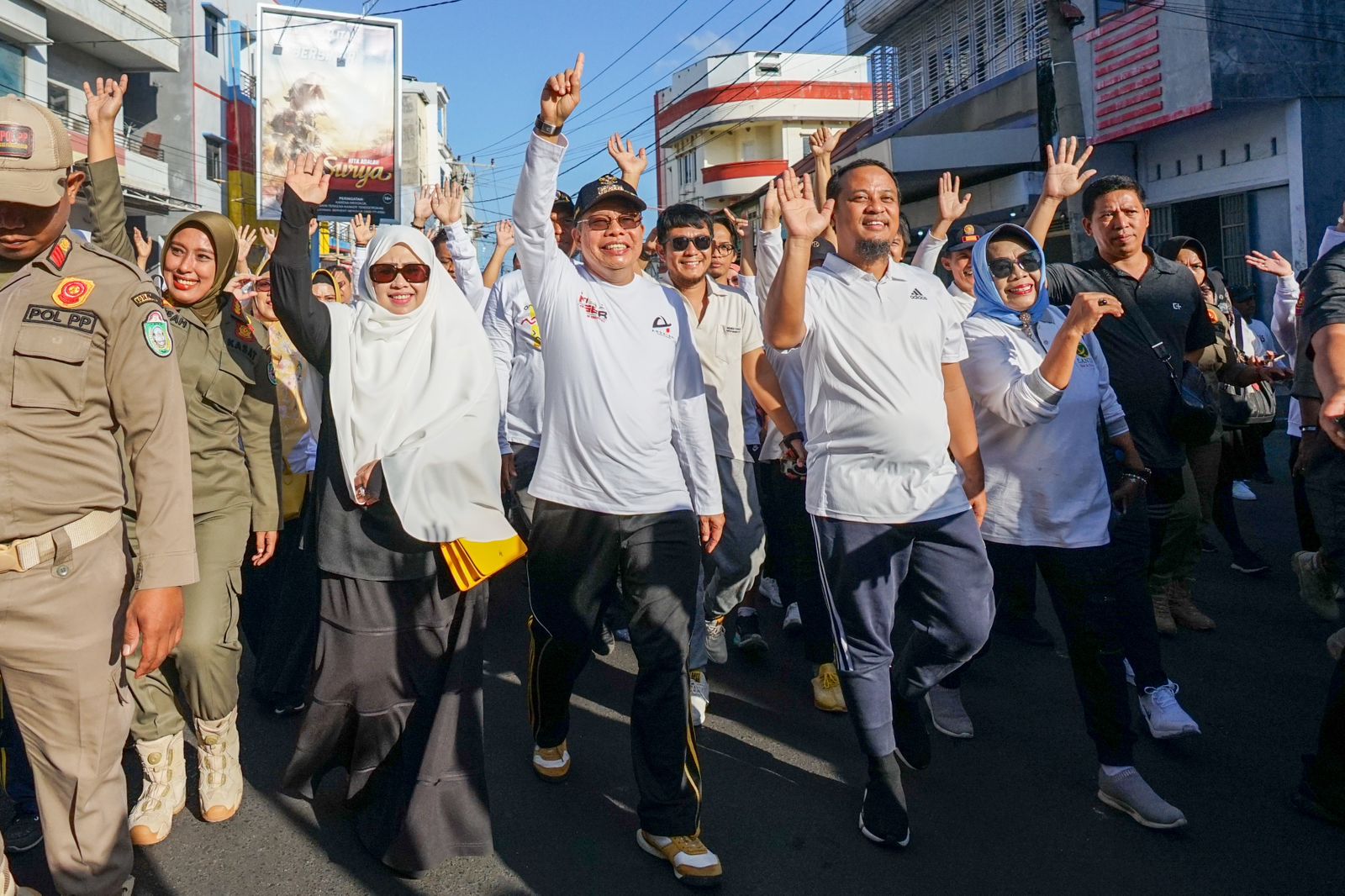 Gubernur Sulsel Bersama Walikota Parepare Berbaur dengan Ribuan Masyarakat Ikuti Jalan Sehat Anti Mager