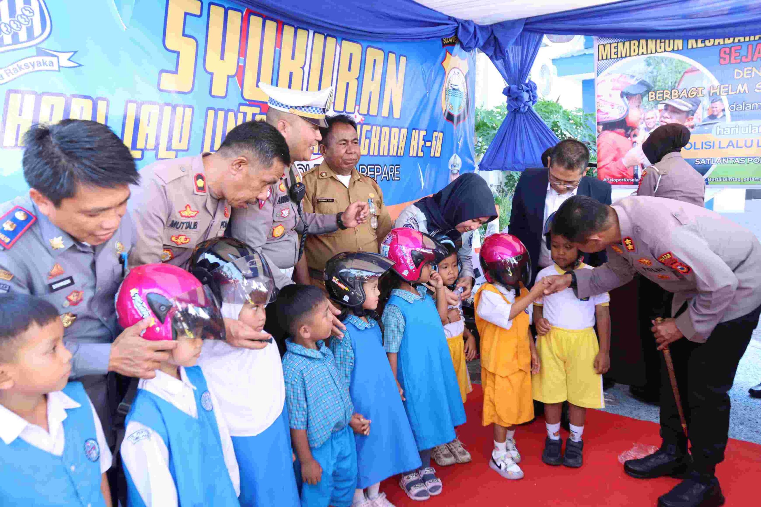 Satlantas Polres Parepare Berbagi Helm Pada Ratusan Anak