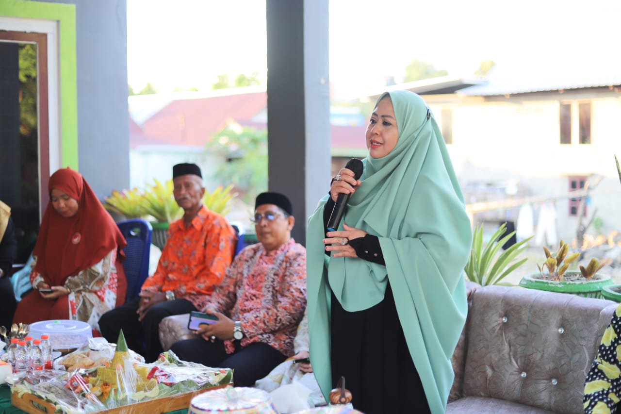 Erna Rasyid Taufan Lakukan Pembinaan Komunitas Warga Dengan Rutin Mengaji Seminggu Sekali