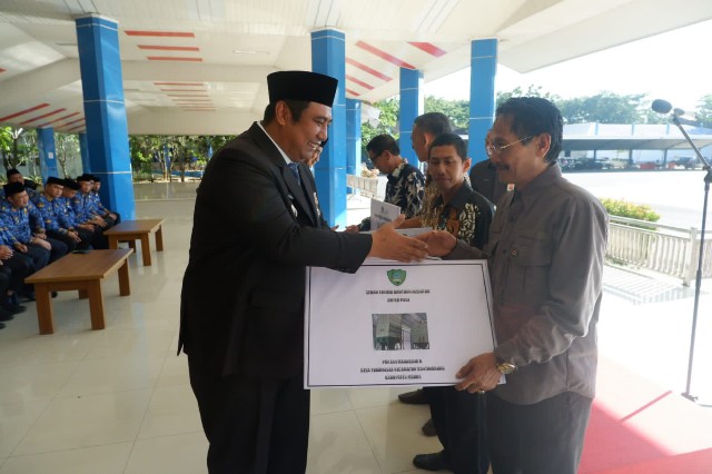 Chaidir Syam Serahkan Bantuan Pertanian Senilai Rp3,4 Miliar