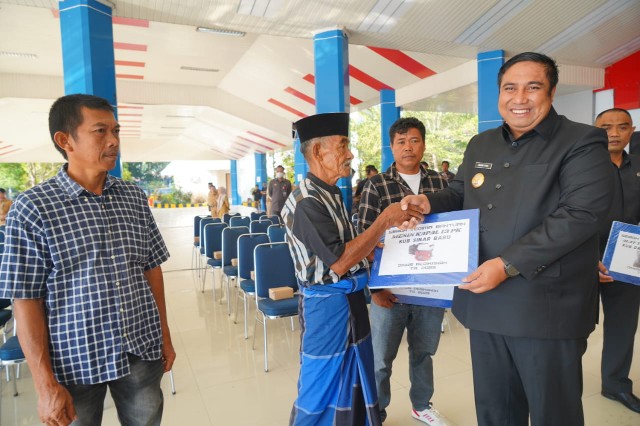 Bupati Maros Serahkan Bantuan Untuk Nelayan KUB