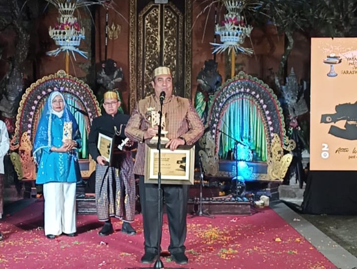 Bupati Maros Terima Penghargaan International Ubud Writers Readers Festival