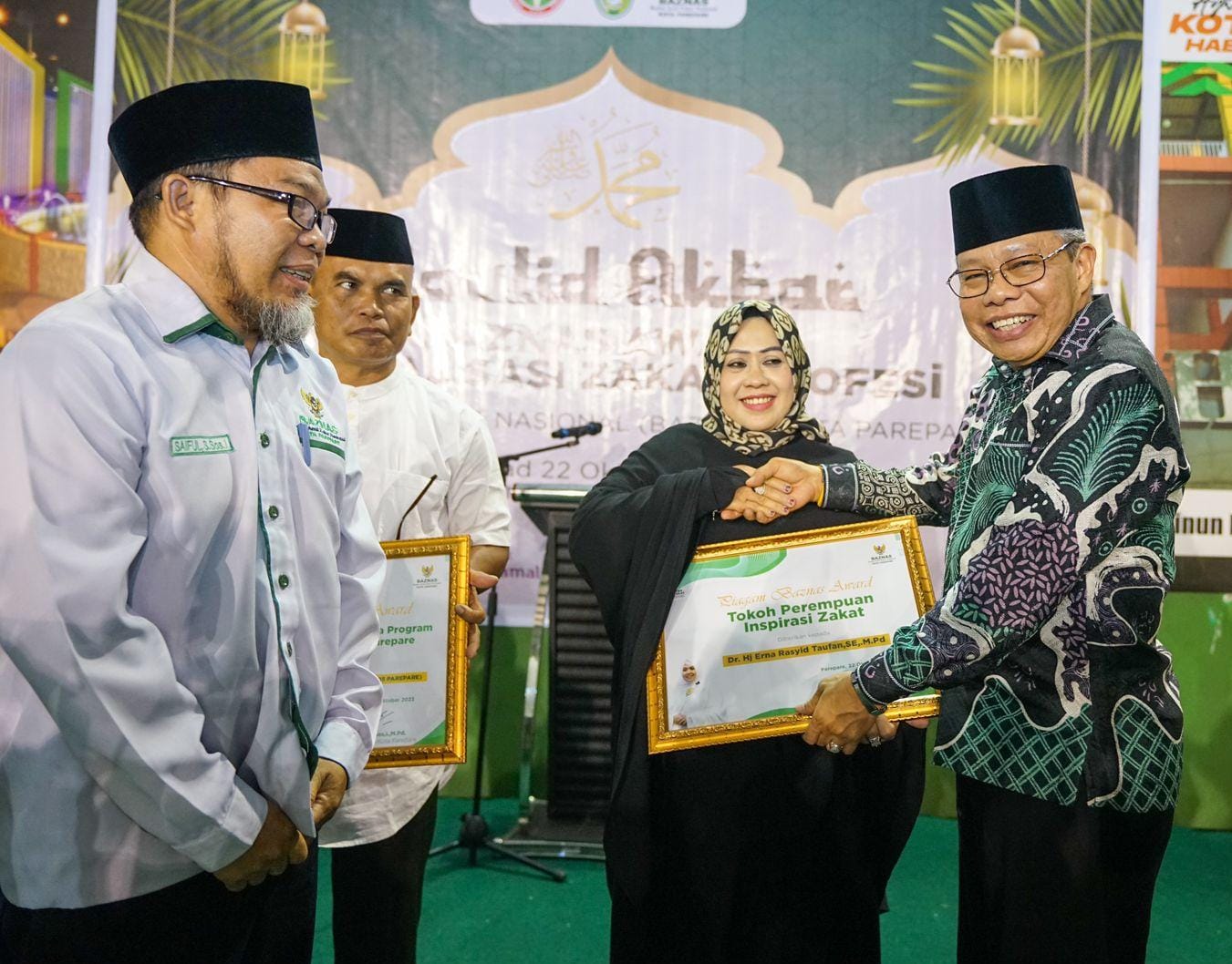Erna Rasyid Taufan Dinobatkan Tokoh Perempuan Inspirasi Zakat