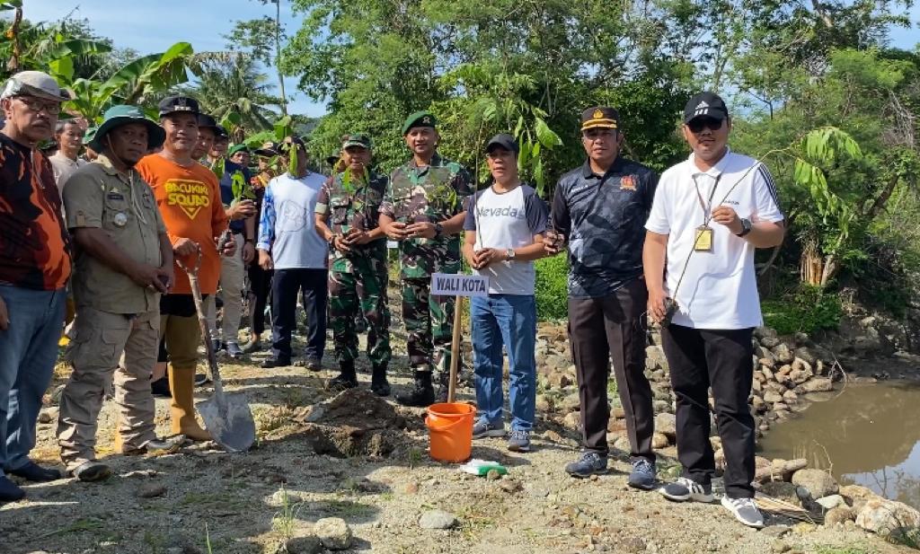 Cegah Banjir, Pj Wali Kota Akbar Ali Apresiasi Karya Bakti Penanaman Pohom Kodim 1405 Parepare