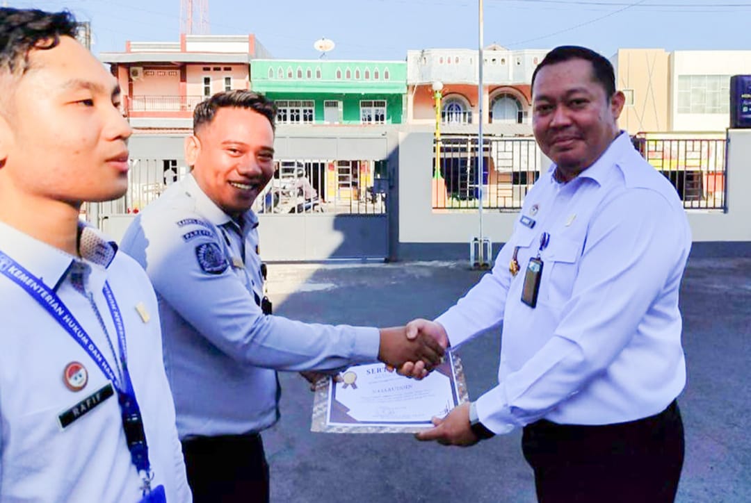 Imigrasi Parepare Beri Piagam Penghargaan Kepada Pegawai Teladan