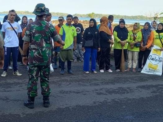 DLH Bersama TNI/ Polri Bersinergi Bersihkan Pantai Cempae