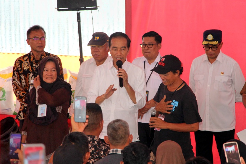 Jokowi Hadiahi Warga Maros, Dua Sepeda  Â 