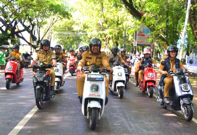 Chaidir Syam Serahkan Randis Motor Listrik ke 23 Lurah  Â 