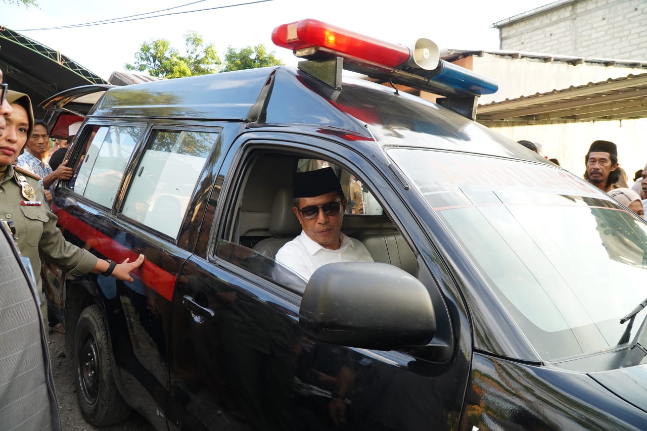 Sekcam Bacukiki Barat Berpulang, Pj Wali Kota Parepare Kemudi Mobil Jenazah ke Pemakaman