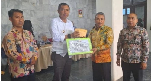 Pj Wali Kota Parepare Serahkan Donasi untuk Korban Bencana di Tana Toraja