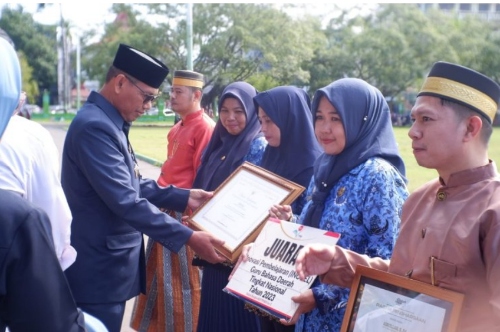 Peringatan Hardiknas, Pemkot Parepare serahkan Penghargaan bagi Guru Berprestasi