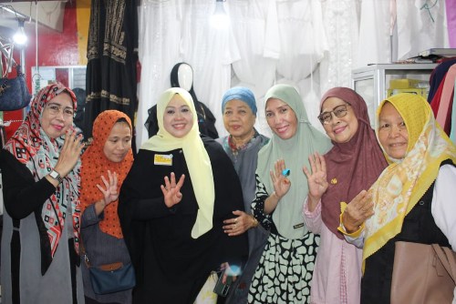 Dengarkan Aspirasi Pedagang Pasar Lakessi, Erat Bersalam Fokus Perjuangkan Ekonomi Lokal