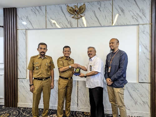 Kepala KPPN Parepare Mendampingi Kepala Kanwil DJPb Memberikan Penghargaan DAK Fisik dan Dana Desa Kepada Bupati Barru