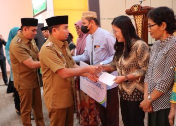Wali Kota Parepare Serahkan Insentif untuk Guru Mengaji dan Kader Posyandu