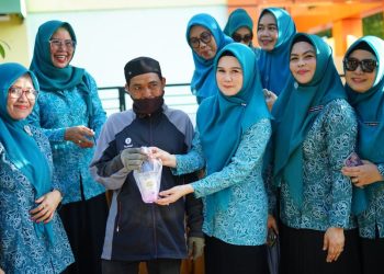 Aksi Sosial Tim Penggerak PKK Parepare: Berbagi Takjil dan Pakaian untuk Masyarakat