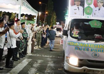 Wali Kota Parepare melepas peserta Takbir Keliling di Lapangan Andi Makassau.