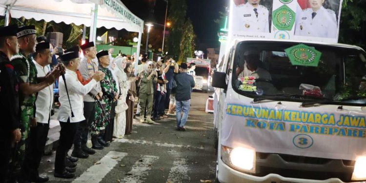 Wali Kota Parepare melepas peserta Takbir Keliling di Lapangan Andi Makassau.