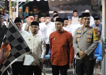 Wali Kota Parepare melepas peserta Takbir Keliling di Lapangan Andi Makassau.