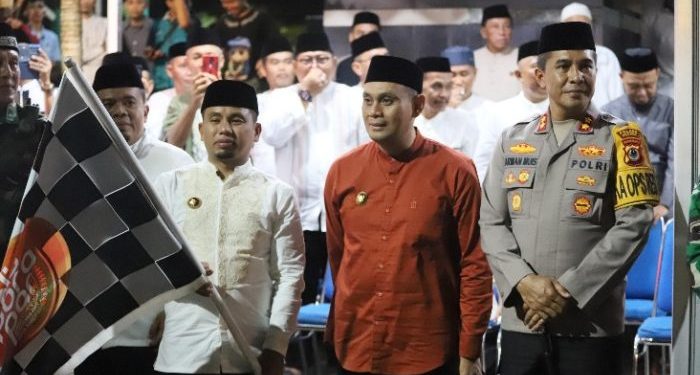 Wali Kota Parepare melepas peserta Takbir Keliling di Lapangan Andi Makassau.