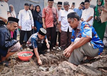 Wali Kota Parepare meletakkan batu pertama pembangunan Masjid Baburrahmah di Perumahan Grand Sulawesi.