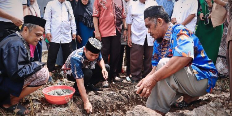 Wali Kota Parepare meletakkan batu pertama pembangunan Masjid Baburrahmah di Perumahan Grand Sulawesi.