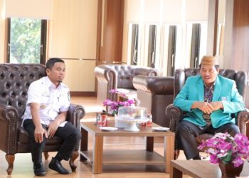 Wali Kota Parepare Tasming Hamid saat menerima audiensi Rektor IAIN Parepare Prof. Kiai Hannai di ruang kerjanya, membahas peluang kolaborasi pendidikan dan sosial keagamaan.