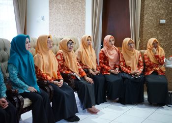 Ketua TP PKK Parepare dr. Andri Arfiah Tasming saat mengikuti Rakor Penurunan Stunting secara virtual bersama jajaran pengurus PKK.