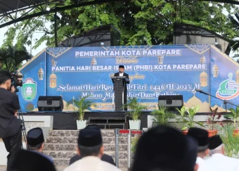Tasming Hamid-Hermanto Sholat Ied di Lapangan Andi Makkasau