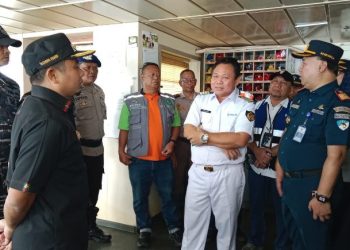 Foto Pelabuhan Nusantara Parepare dengan suasana arus balik (ramai, kapal bersandar, aktivitas petugas).