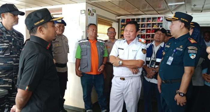 Foto Pelabuhan Nusantara Parepare dengan suasana arus balik (ramai, kapal bersandar, aktivitas petugas).