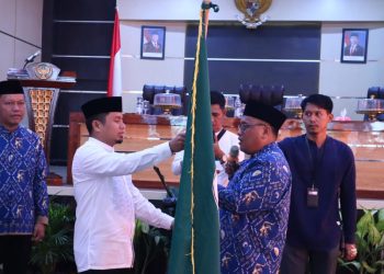 Wali Kota Tasming Hamid secara simbolis menyerahkan bendera kepada Ketua Kafilah STQH Parepare 2025