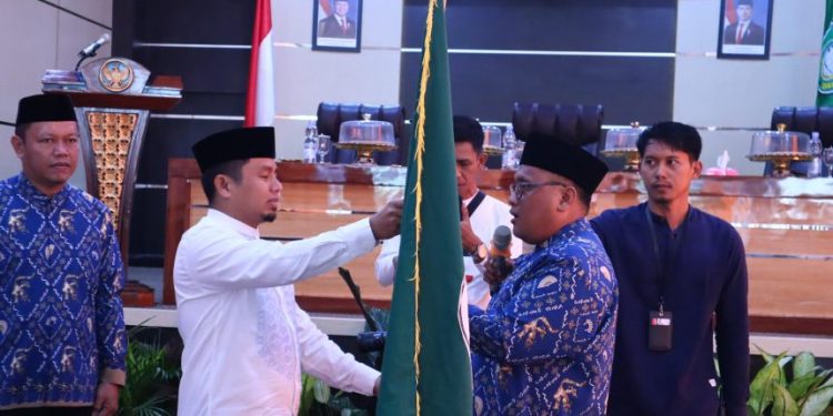 Wali Kota Tasming Hamid secara simbolis menyerahkan bendera kepada Ketua Kafilah STQH Parepare 2025