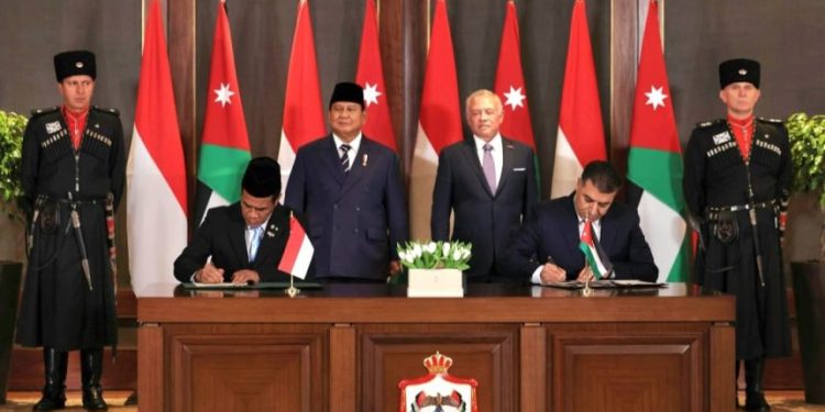 Menteri Pertanian Andi Amran Sulaiman dan Menteri Pertanian Yordania menandatangani MoU disaksikan Presiden Prabowo dan Raja Abdullah II