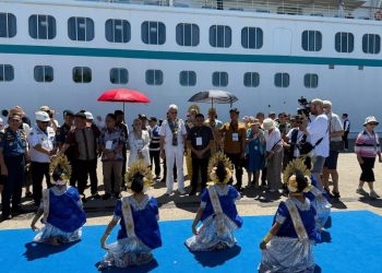 Wisatawan mancanegara disambut Tari Padduppa di Parepare