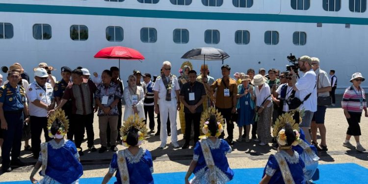 Wisatawan mancanegara disambut Tari Padduppa di Parepare